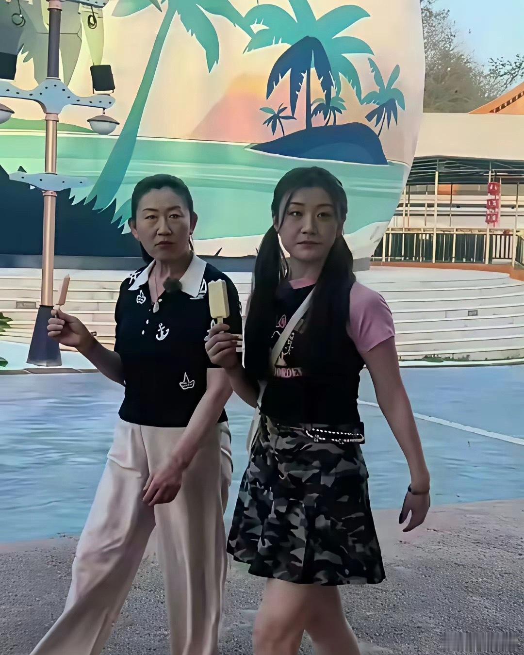 海南偶遇陈梦母女，陈梦和她妈妈长得好像，尤其是那眼神 