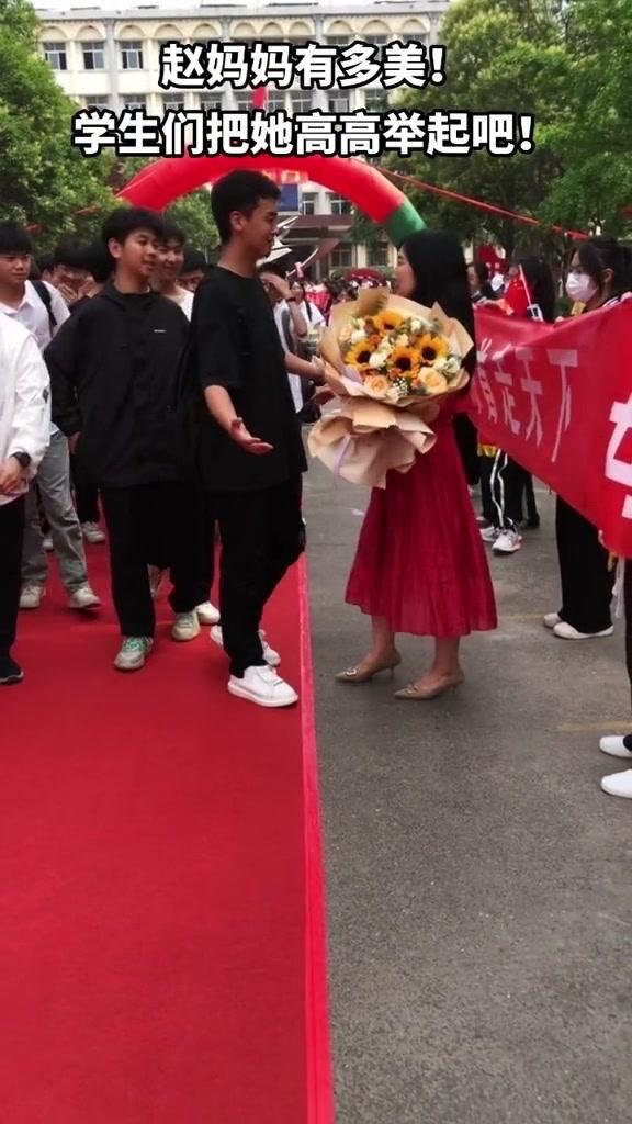 毕业季的最后拥抱有多甜？和赵老师的最后一面，我用公主抱给他最暖的告别。
在校园里