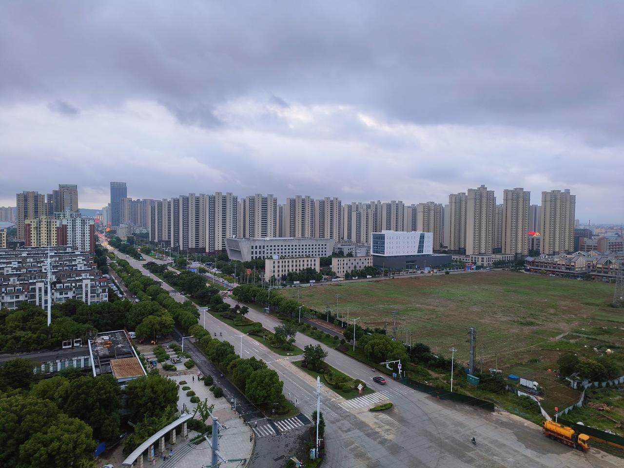 今天终于下雨了，天变的凉快许多，天空黑云压着，暂时把温度降下来了。