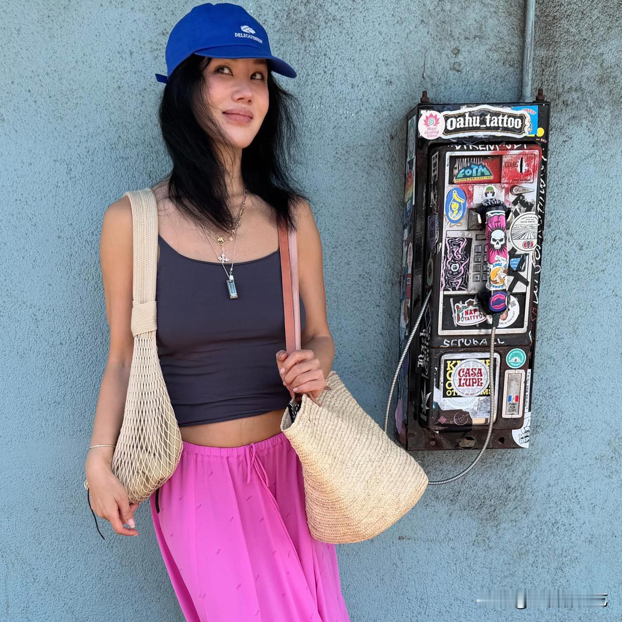 10日，演员严正花在自己的Instagram上传了多张照片。照片中，严正花身穿舒