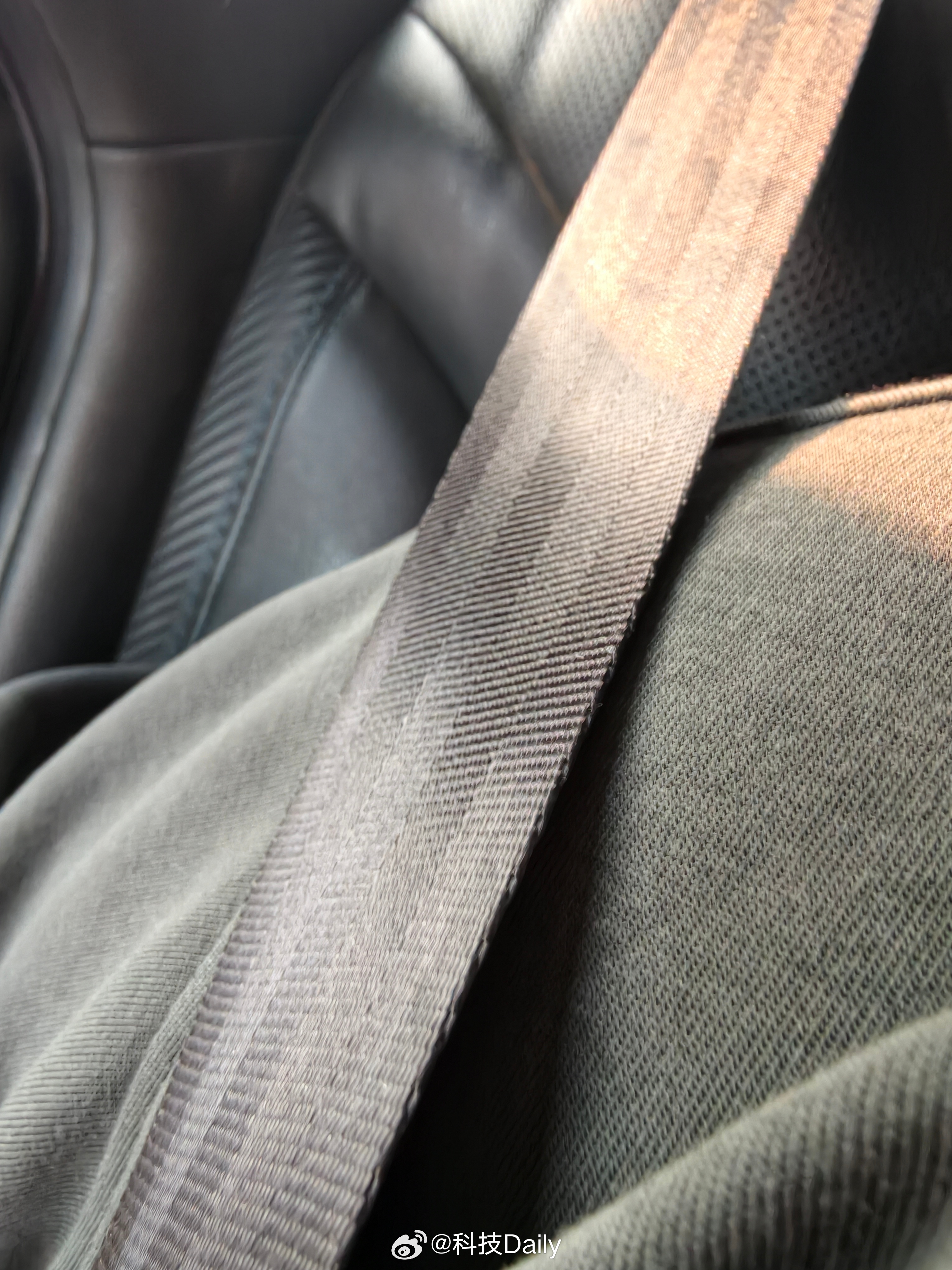 坐车系安全带不是应该的么4月1日起全国严查后排未系安全带二排本身也需要系安全带的