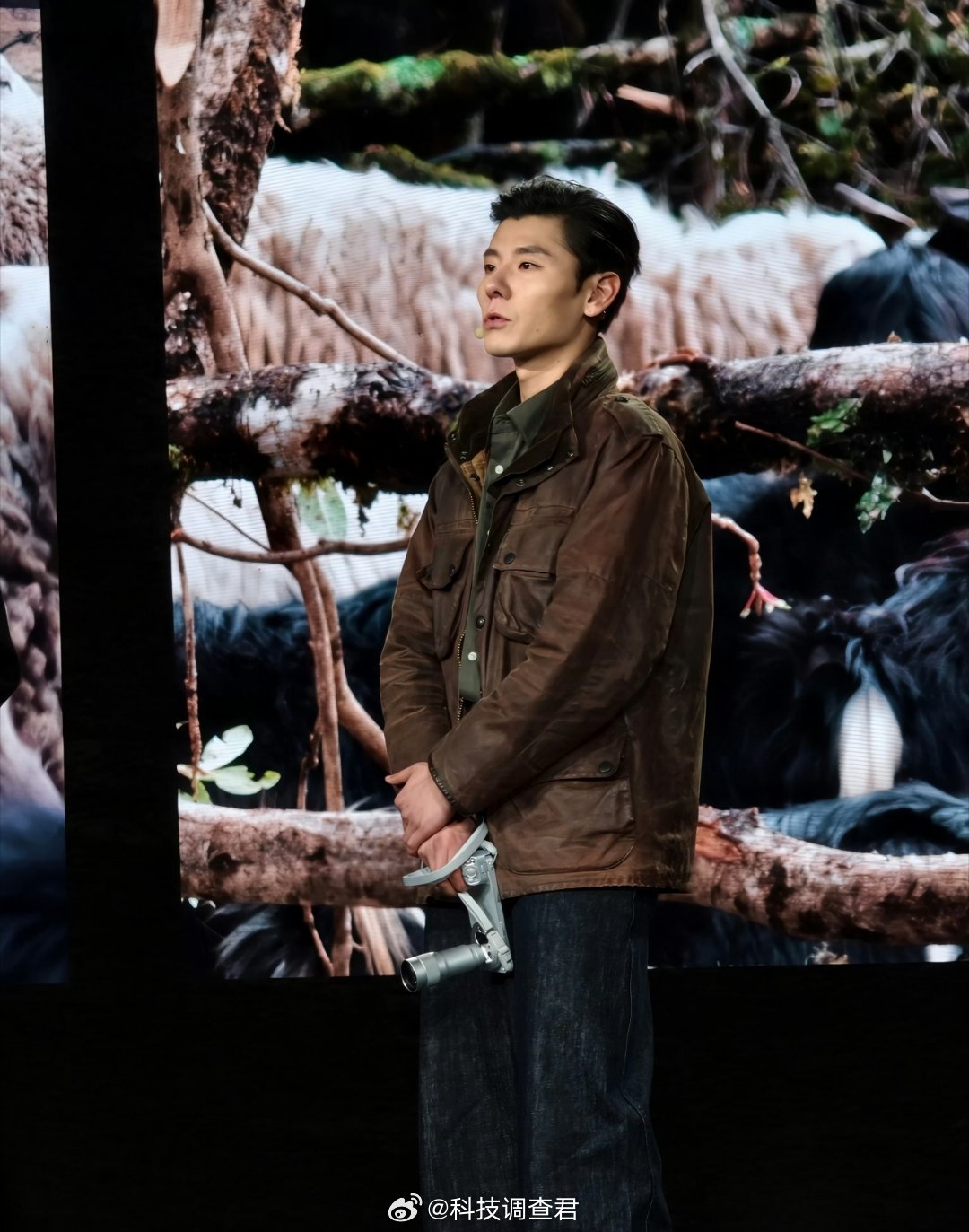 vivo影像是懂审美的相信大家都受够了那种“AI帮倒忙”的拍照体验：皮肤锐得像塑