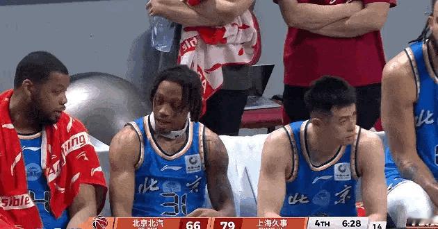 北京男篮vs上海男篮这比赛结束了，估计北京队还没反应过来怎么输的北京首钢致敬克利
