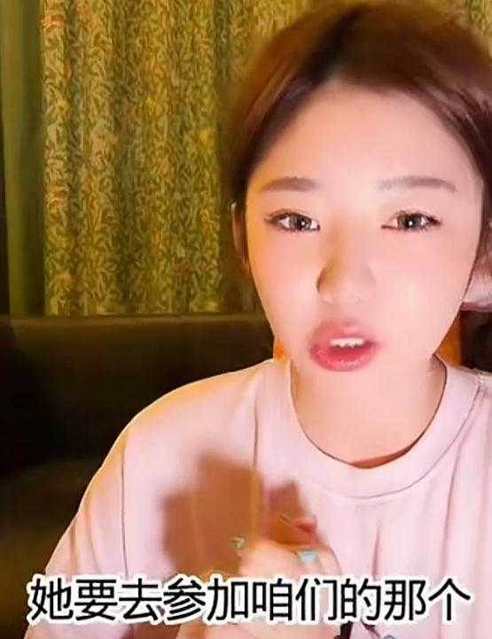 黄一鸣说，她女儿闪闪要去参加中国国际时装周，她得到这个消息后，表示自己超级超级的