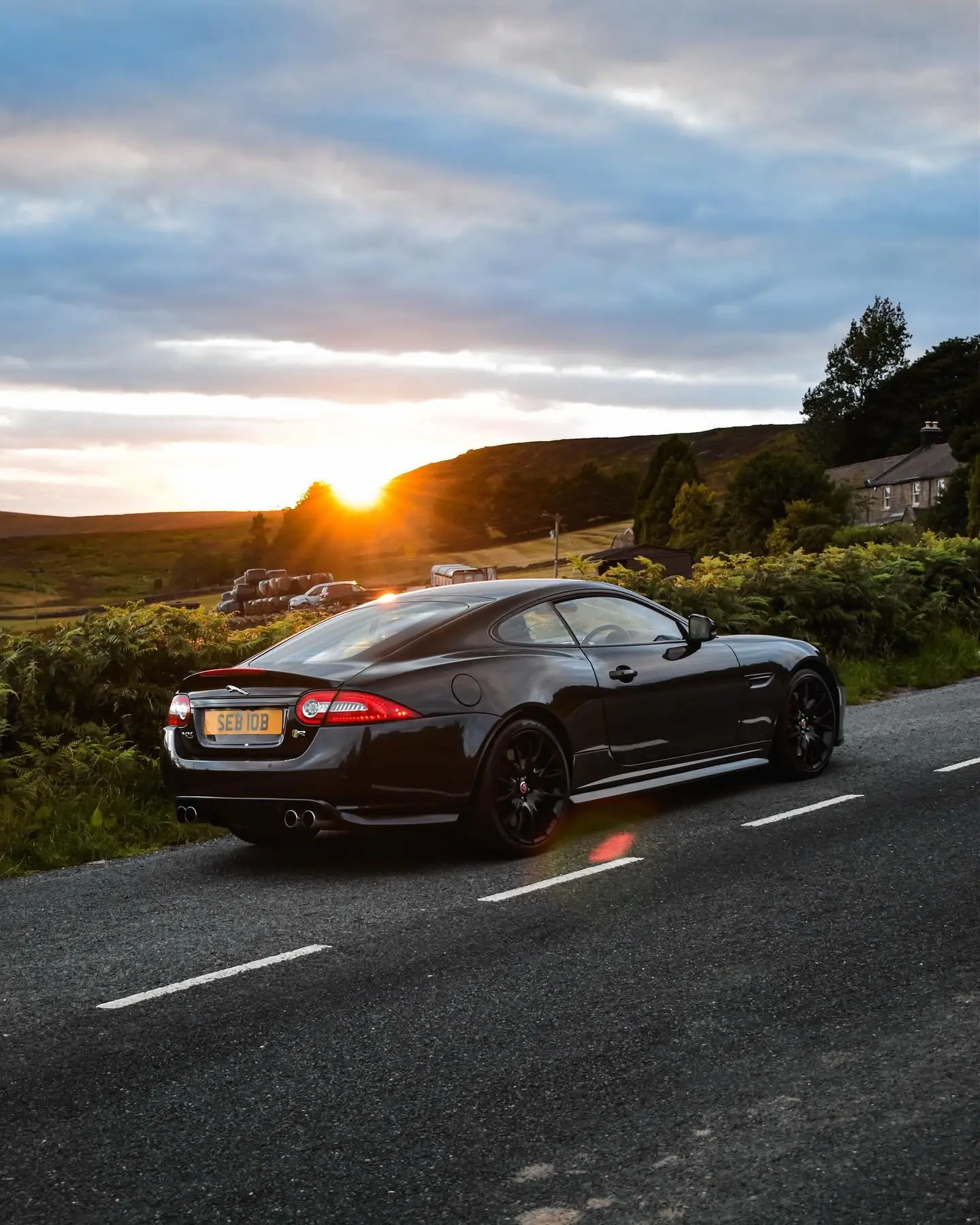 清晨，美洲豹。Jaguar XKR V8。