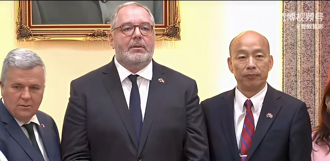 大家看一下国民党立法院长韩国瑜的嘴脸，中国台湾省的和平统一还能指望烂泥扶不上墙的