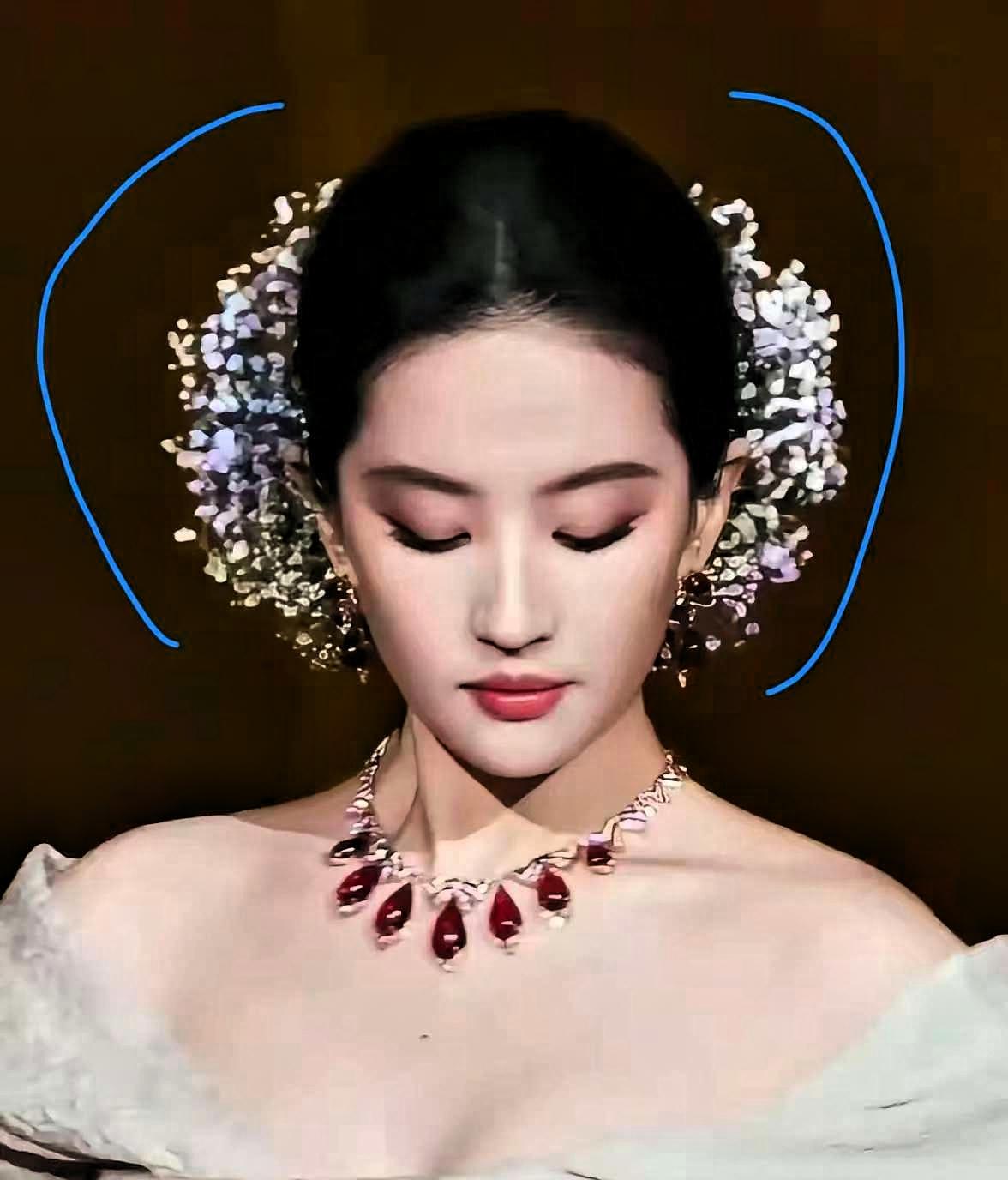 刘亦菲的造型师估计睡不着了，
她睡不着的原因，
没靠大牌堆砌，就凭一顶泉州蟳埔非