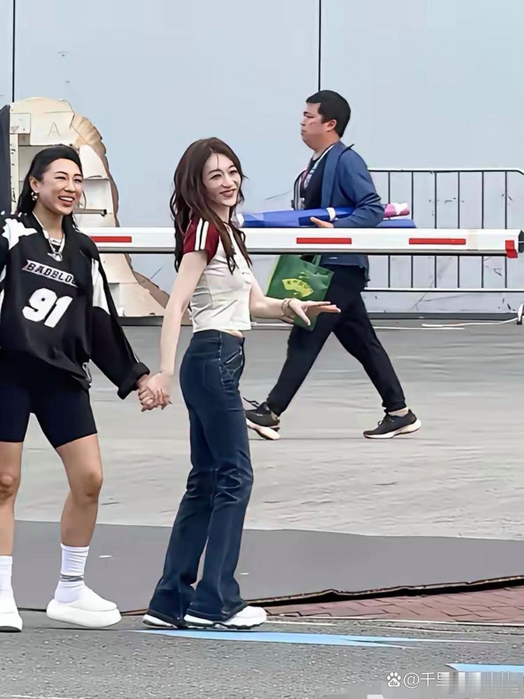50岁的李小冉身穿简约白T恤，清爽感扑面而来，满满的少女气息，看着如同在校大学生