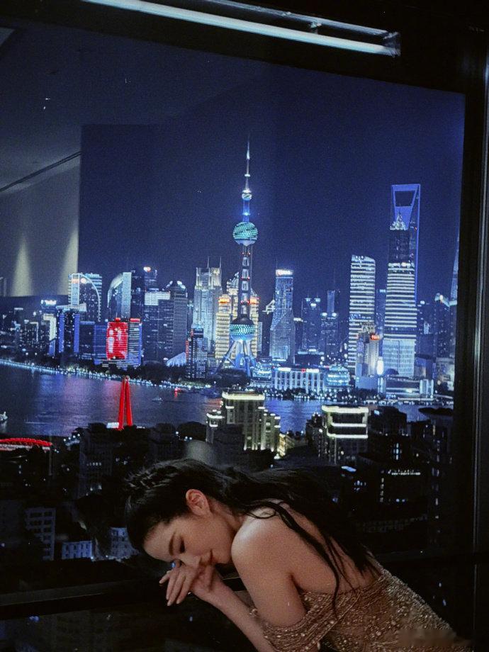 刘亦菲和东方明珠谁才是东方明珠东方明珠夜景再华丽，也掩盖不住刘亦菲的光彩，又美又