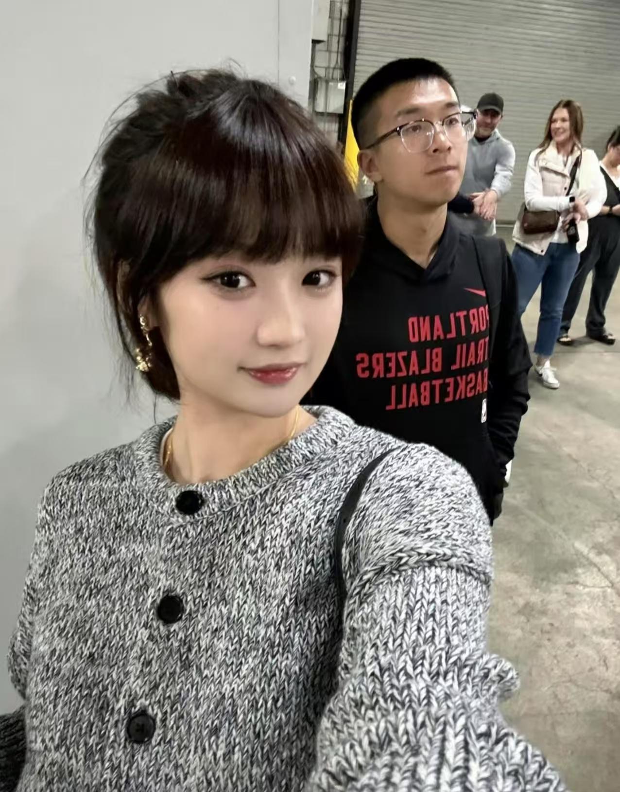 杨瀚森在NBA表现不佳的原因找到了，小女友在美国和他寸步不离，耗费了他许多精气元