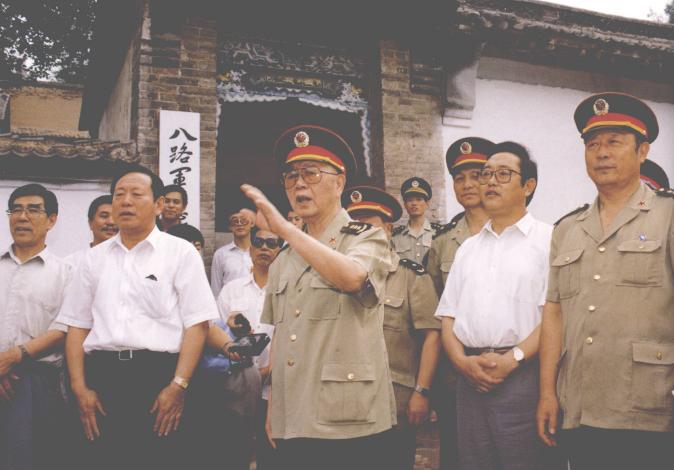 1995年8月，军委副主席刘华清上将到山西武乡参观八路军总部旧址。右一是当时的北