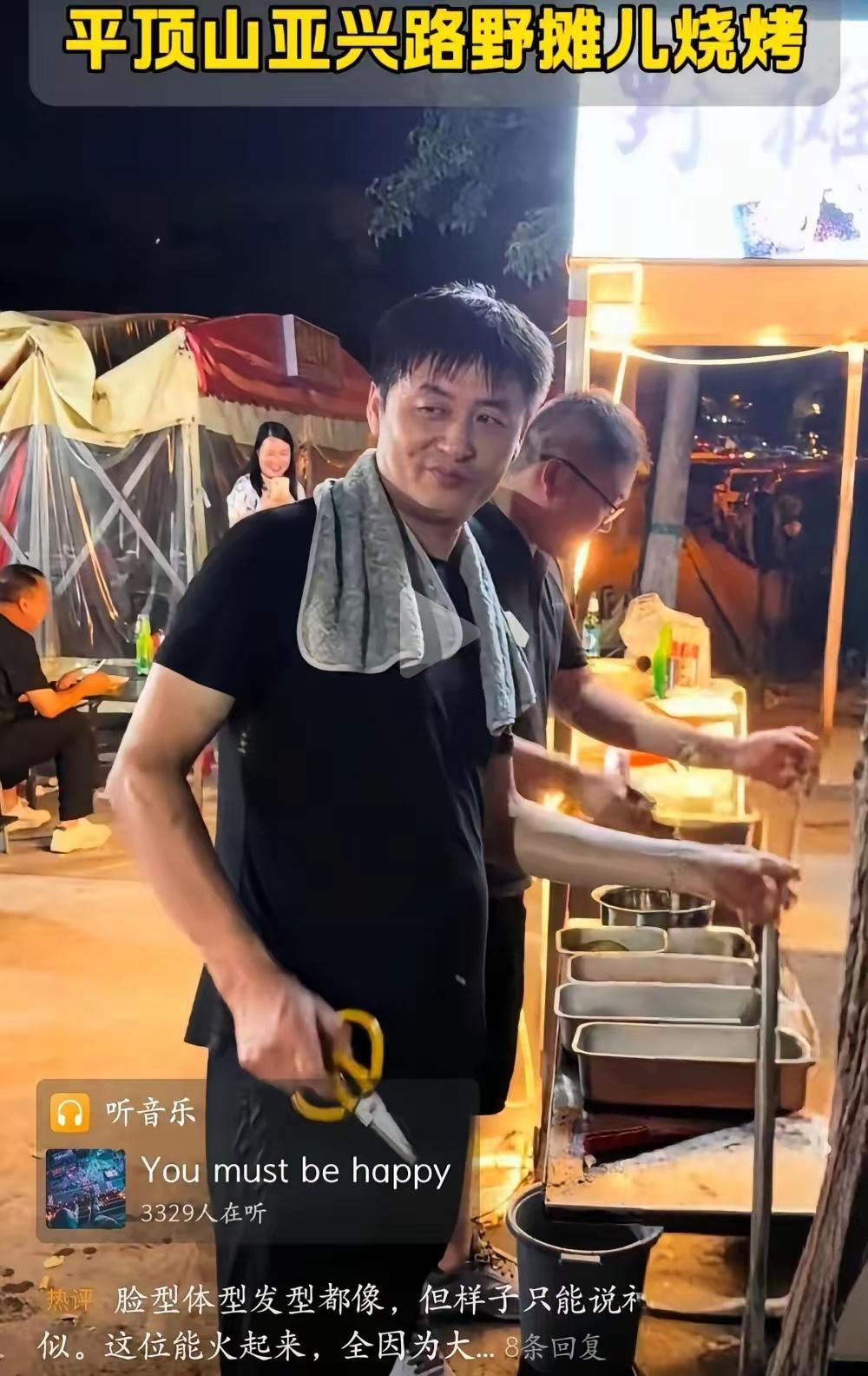 夜市烧烤摊主江水峰意外走红，只因容貌神态和张雪峰高度撞脸，就连名字读音相近、两人