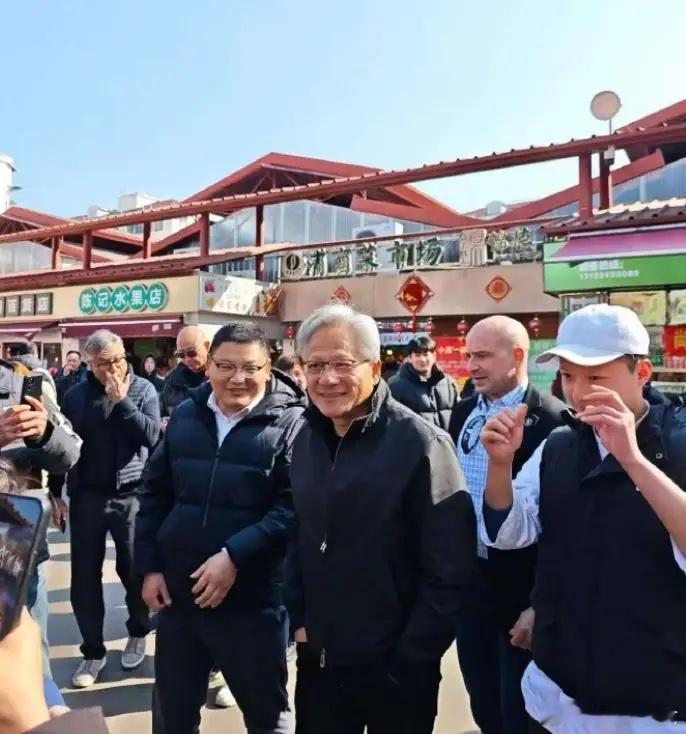 黄仁勋现身上海菜市场 