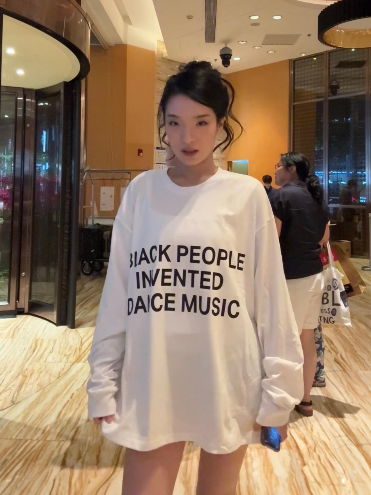下半夜过来帮一个rapper拍视频，拍到十一点多，今天这个头发我自己只拍了一个视