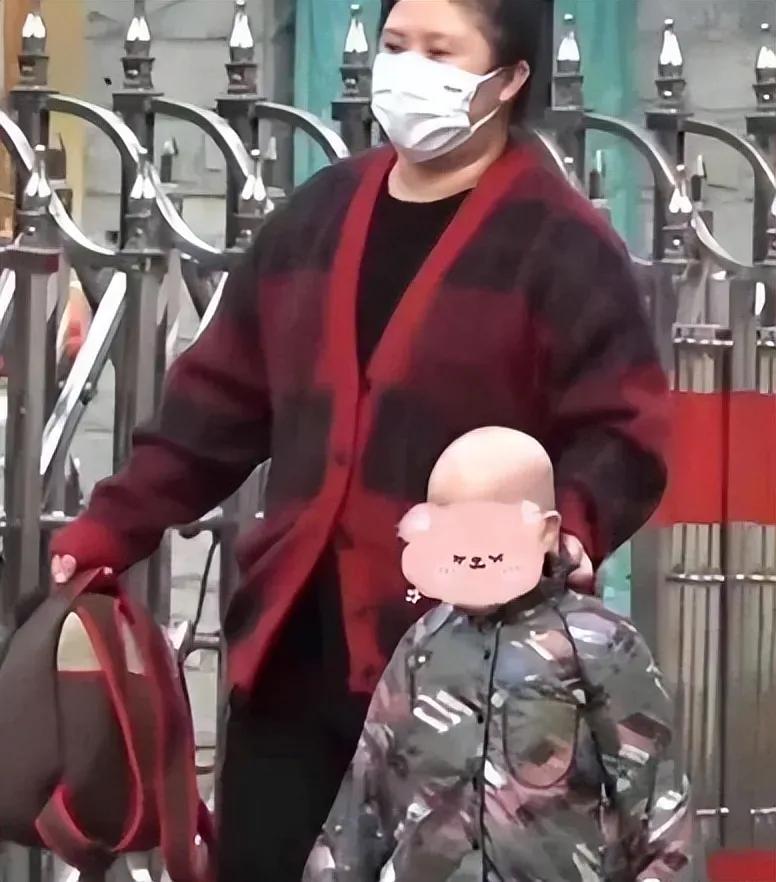 虽然都是大冷天穿拖鞋特立独行，但主打一个风姿绰约的70后闫妮，面对心宽体胖、品位