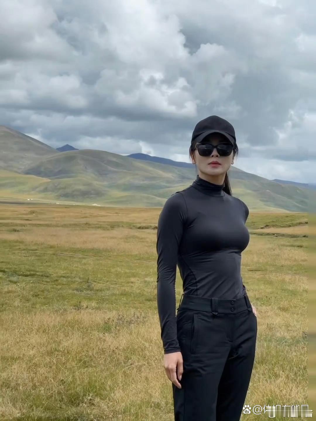 刘涛演绎了山高人为峰，而两峰之间者，则是平坦的一马平川，叫她妈妈的人懂的都懂 ​