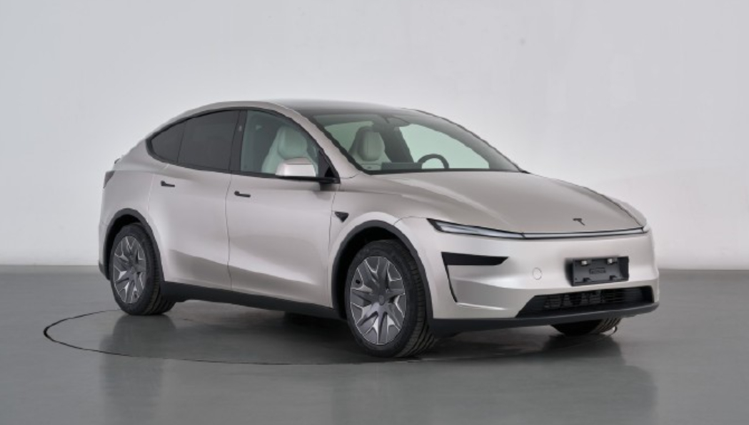 特斯拉Model Y L实车曝光听说这次它提供了6座版本可选长度、高度、轴距都有