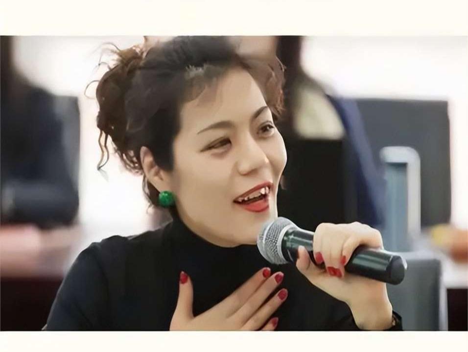 复旦大学教授陈果说：
“看一个女人，你去掉她的性价值，这个人还可以交往，那么她就