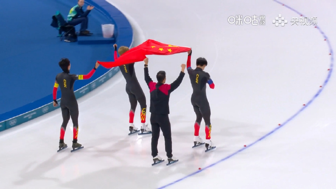 李琰教练庆祝中国队铜牌 李琰教练真的牛！从运动员到教练员从短道速滑到大道速滑她的