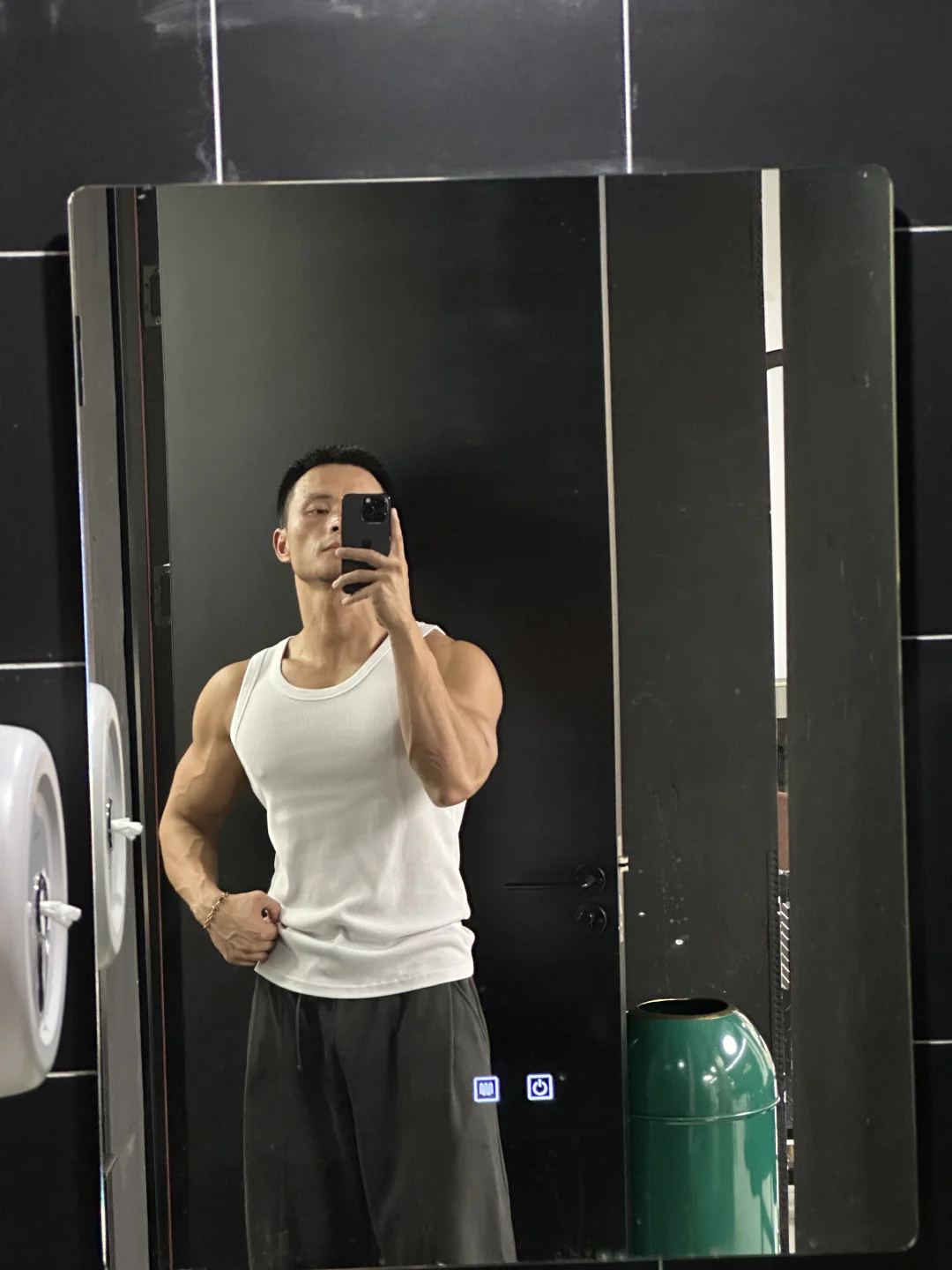 小骨架，只有脱了衣服才有视觉冲击感