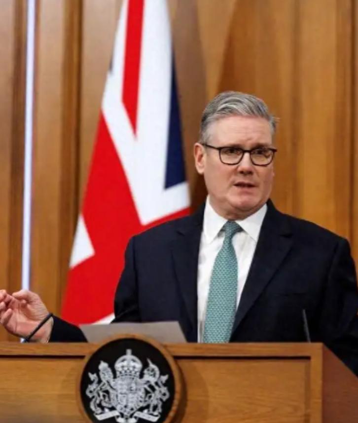 见过翻脸比翻书快的，没见过斯塔默这么无底线的！

英国首相直接把 “背刺” 玩成