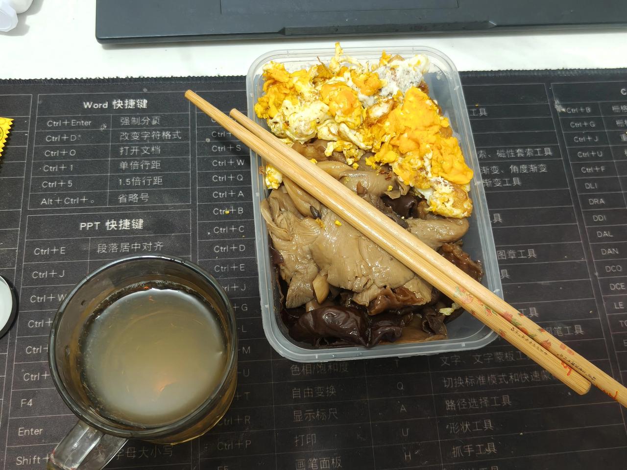 你们也是这样的生活吗？每个月拿着3800元的工资，回来还想喝点，已经习惯了，不喝