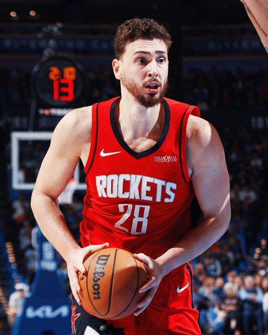 乌度卡谈申京在末节还剩3分钟才上场：“他昨天小腿被撞了一下，我们想适当减少他的出