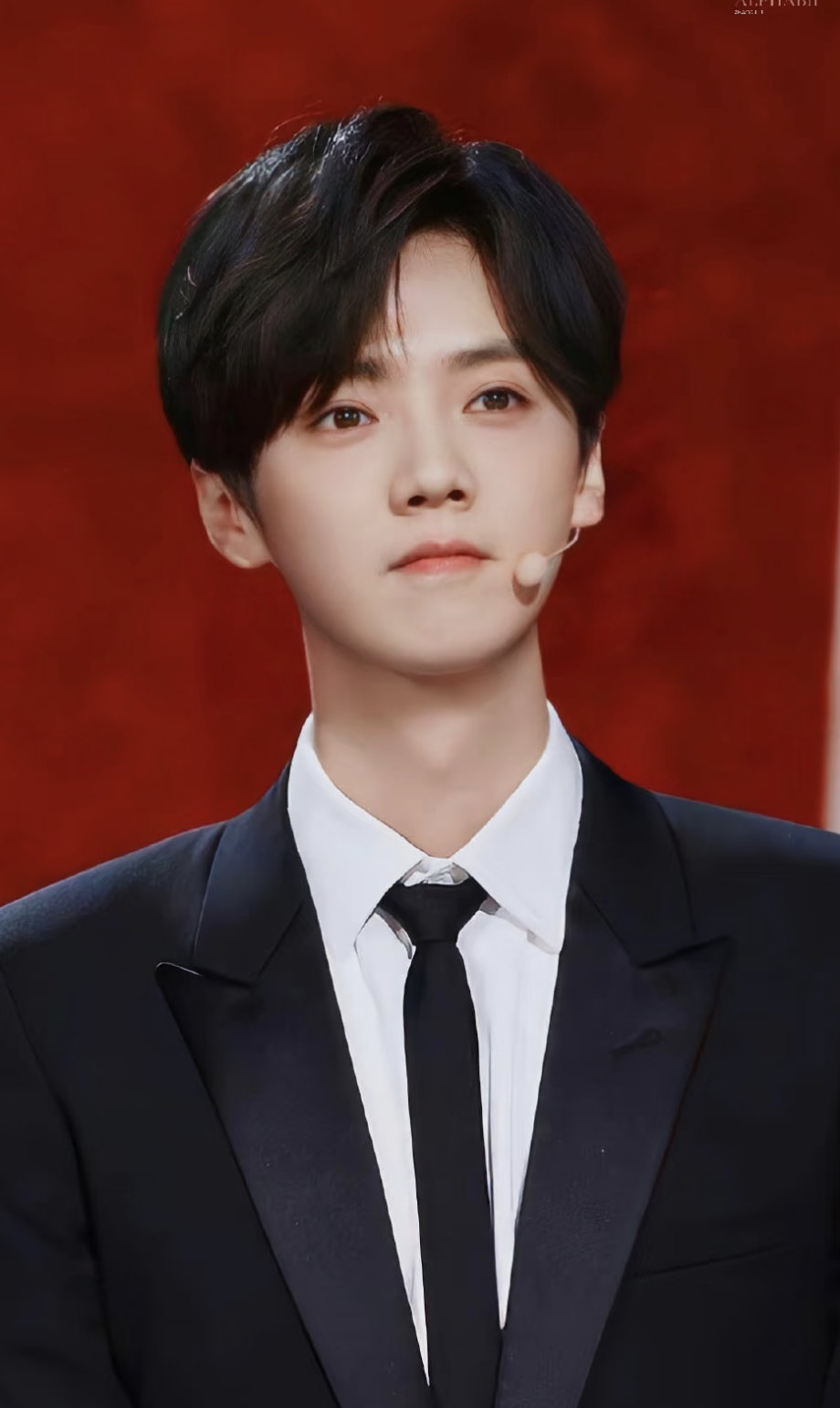 妈妈鹿晗这个黄毛真不一样他们几个刚从韩国回来的时候都是黄毛，后来就染黑了，还是黑