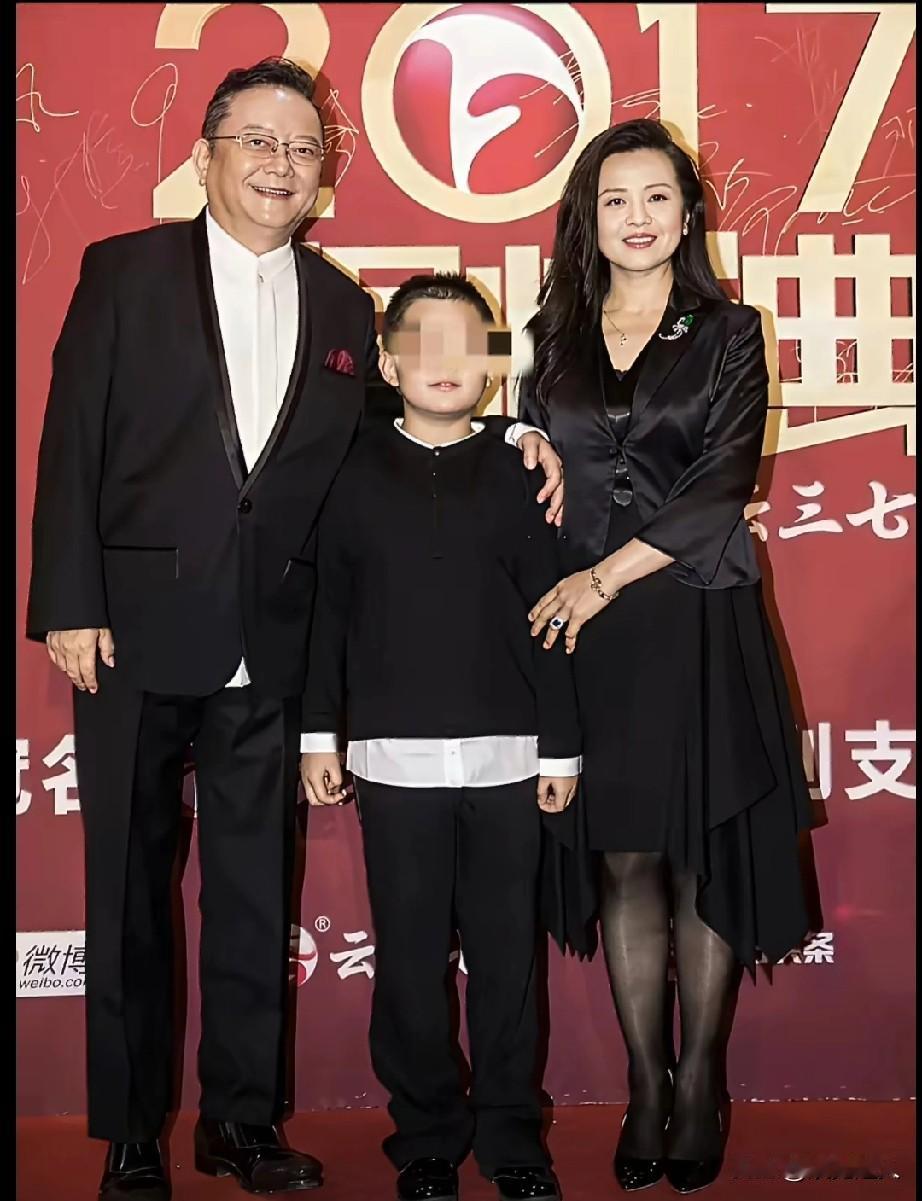 77岁王刚的晚年困局：老来得子真的是福吗？
 
77岁的王刚，又一次让人窥见了晚