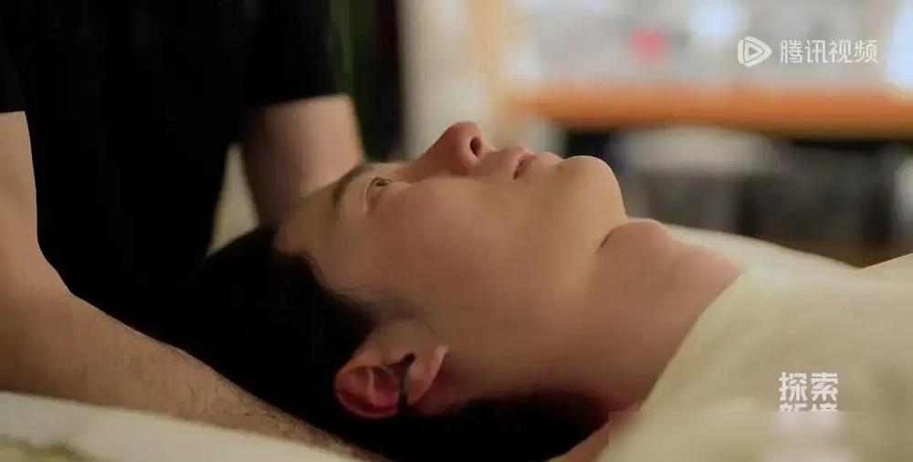 王一博被拍到在医院走廊里全程低头快走，眉头皱得能夹死蚊子，工作人员递水他摆手，连