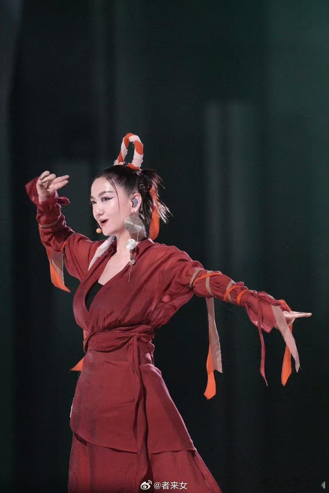 者来女离场这段乘风2026 爆哭！离场时还在唱歌的者来女，骨子里满是对音乐的执着