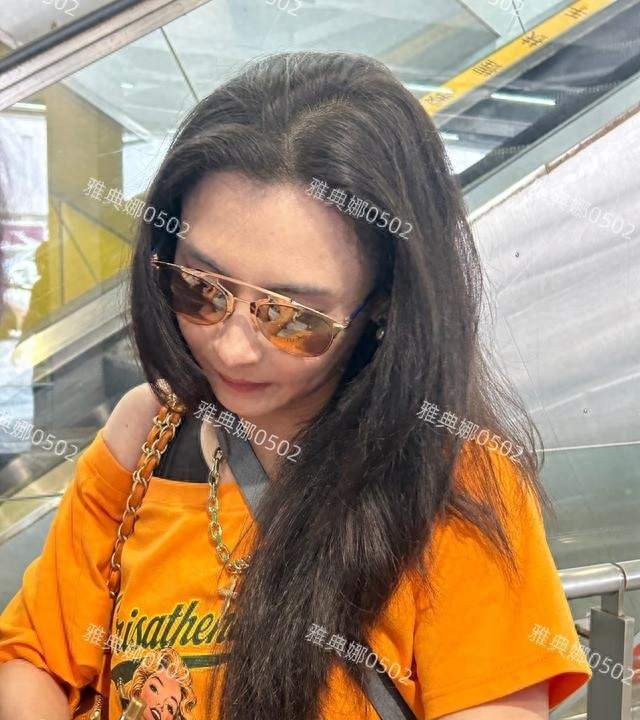 张柏芝仗着美貌乱穿衣，素颜头发蓬乱不年轻，状态松弛没明星包袱