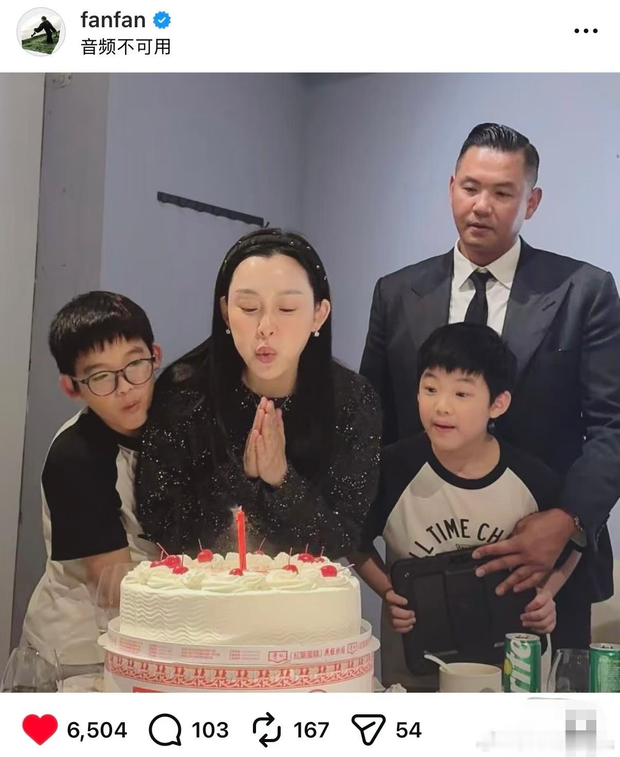 范玮琪双胞胎儿子正脸照时间是不是过得太快了，范玮琪都50岁了！她晒出一家四口庆生