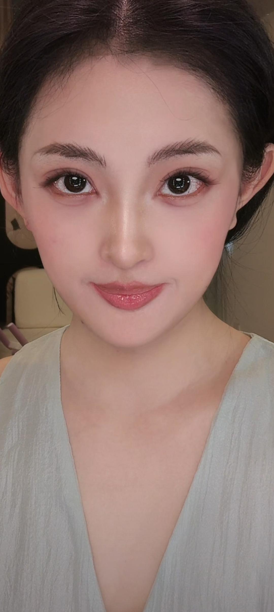这位美女化妆好精致啊！