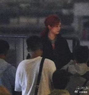 孙俪原地逃离官宣海报孙俪原地逃离红发海报海报里她蜷缩着抱自己，明明那么脆弱，眼神