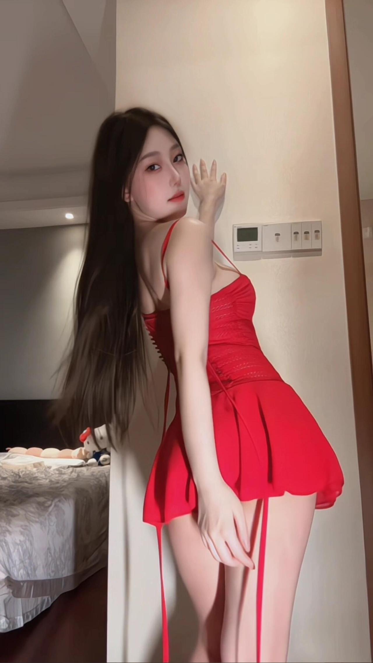 性感红裙，撩人姿势，魅力无限！🔥💃👗