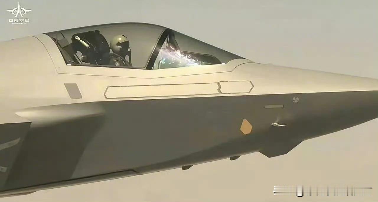 [呲牙] 歼35 和 歼35A 的颜值真是不错啊，不但气动外形好，而且材料和表面