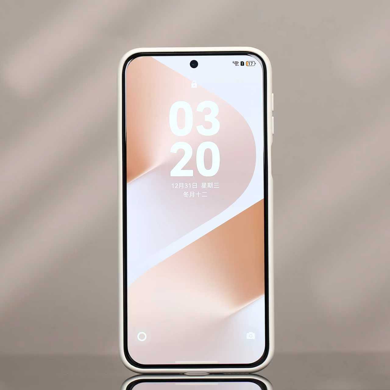 Pura80Pro/Pro+ 013，包裹紧致贴合背面大弧度边框和背板设计，更贴