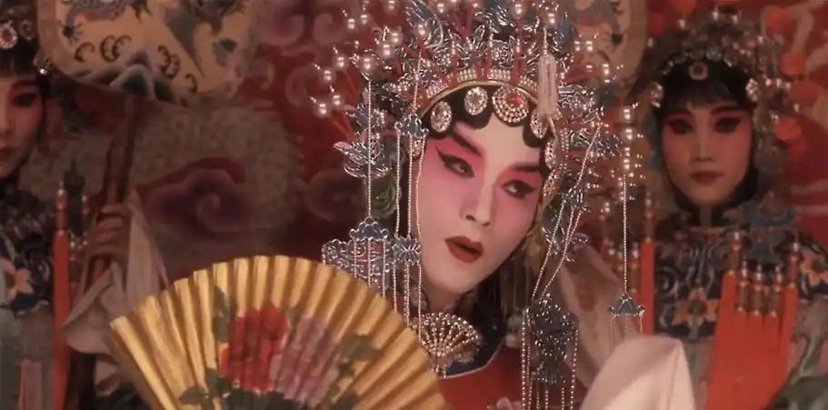 民国时期越剧演员地位低下
《银元时代生活史》的作者陈存仁这么写：越剧产生在绍兴嵊