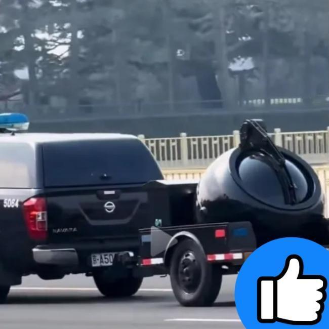 泰国国王到访我国东部时，车队里一个慢悠悠移动的金属罐子，直接引发全网热议！网友们