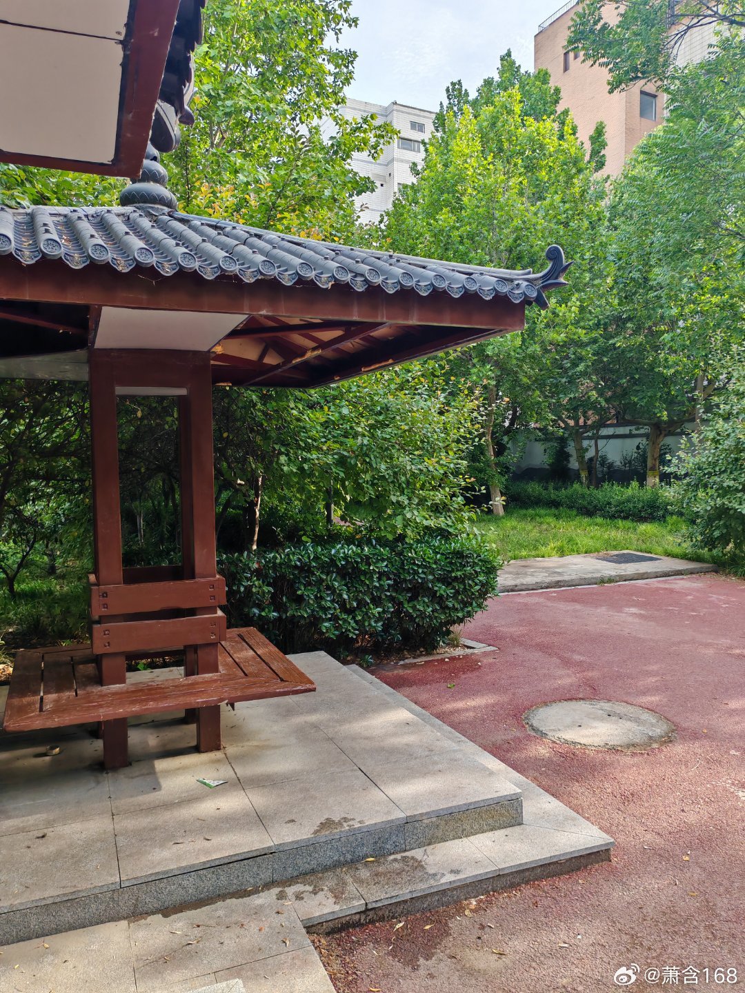 【独坐】独坐凉亭下，神灵翩然飞。澹然对落日，苍茫对斜辉。脚下路飘摇，风微拂衣袖。