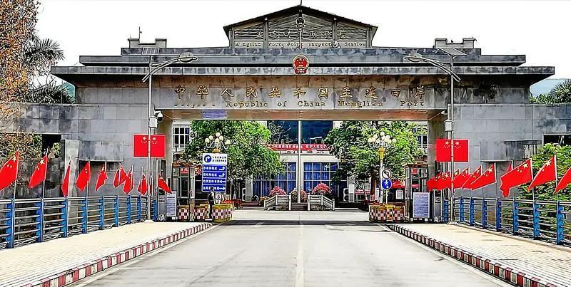 云南边检总站举办的这期“特殊”英模培训，47名民警代表里一半以上不能露面。他们中