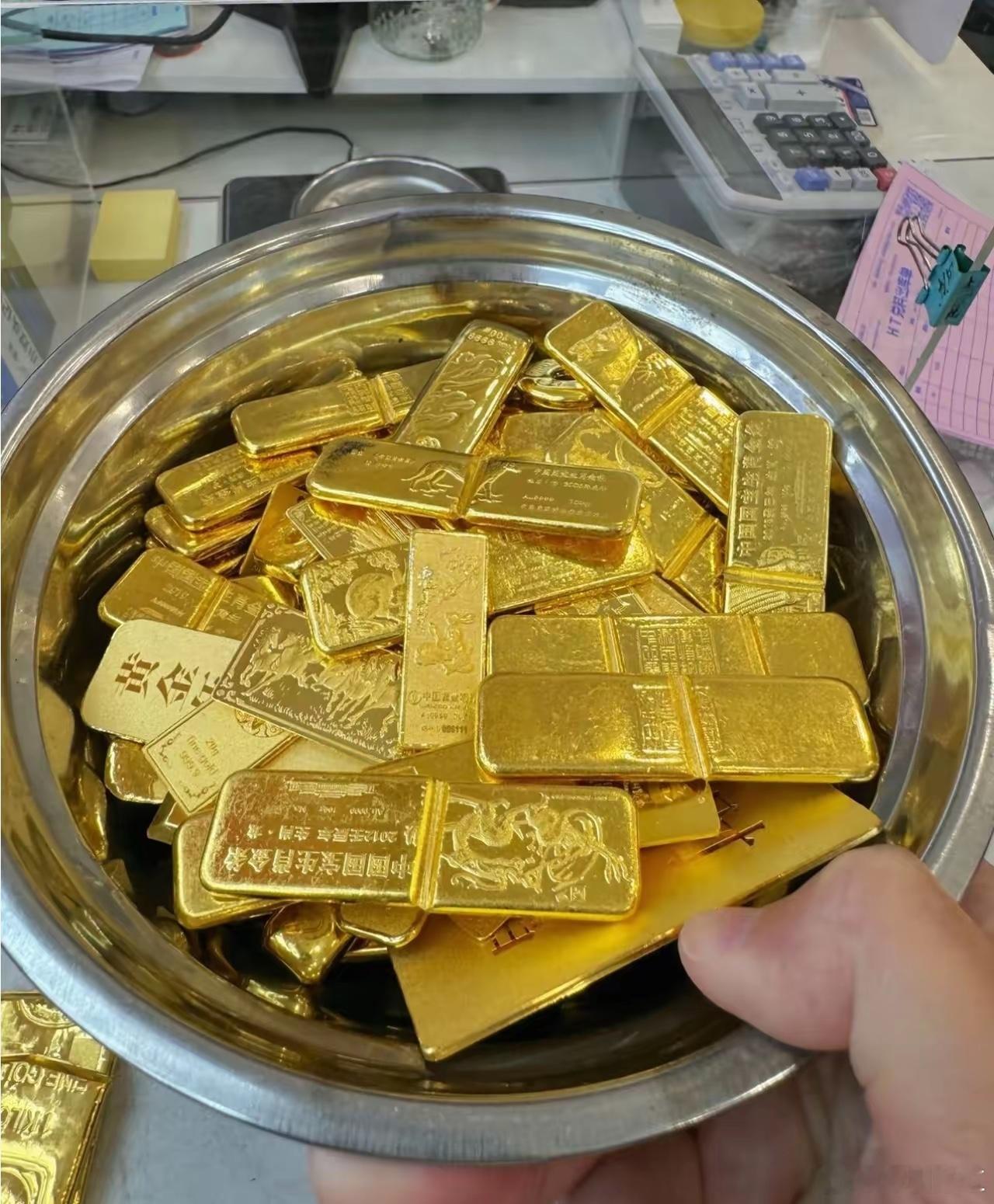 金价跌得是真不客气，三天从1029干到1014。金店更热闹：买的急着抄底，卖的怕