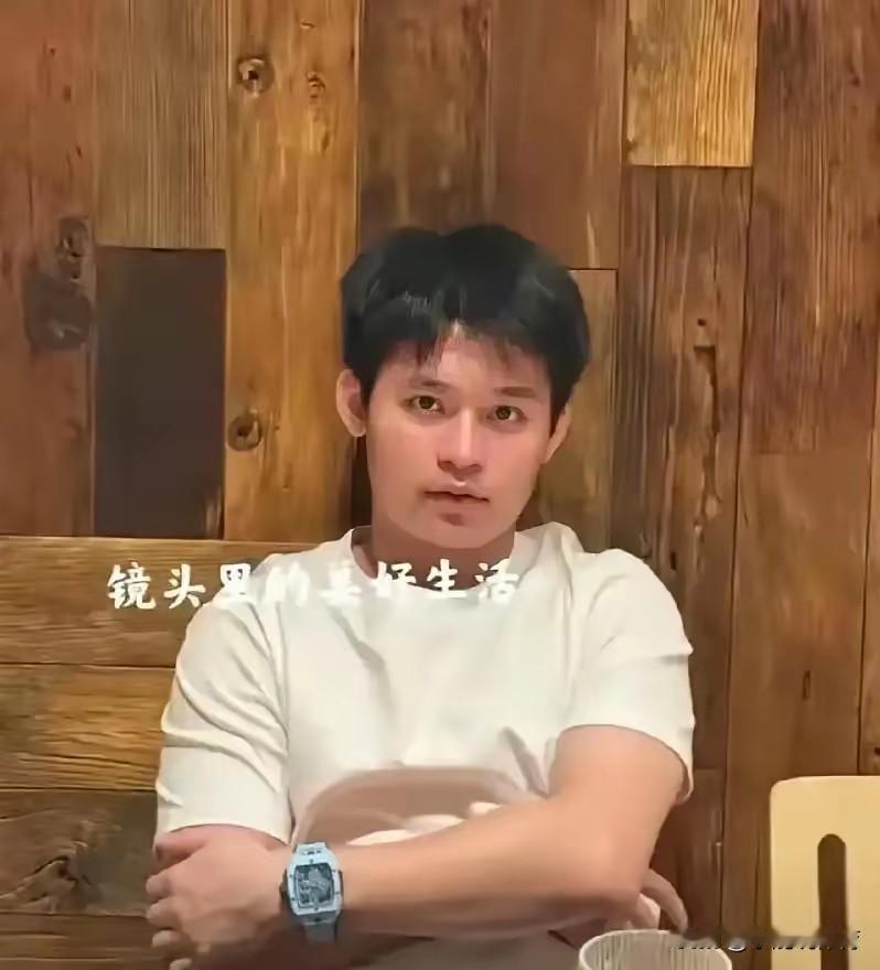 旁人瞎议论真过分！
好好的东西压根没必要遮遮掩掩。
 
十九岁林诗栋戴着贵重手表