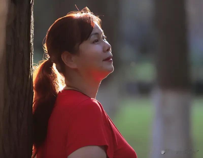 中年女人动情会不会藏在心里，这事儿得分情况看。很多人觉得中年女人成熟内敛，就算动