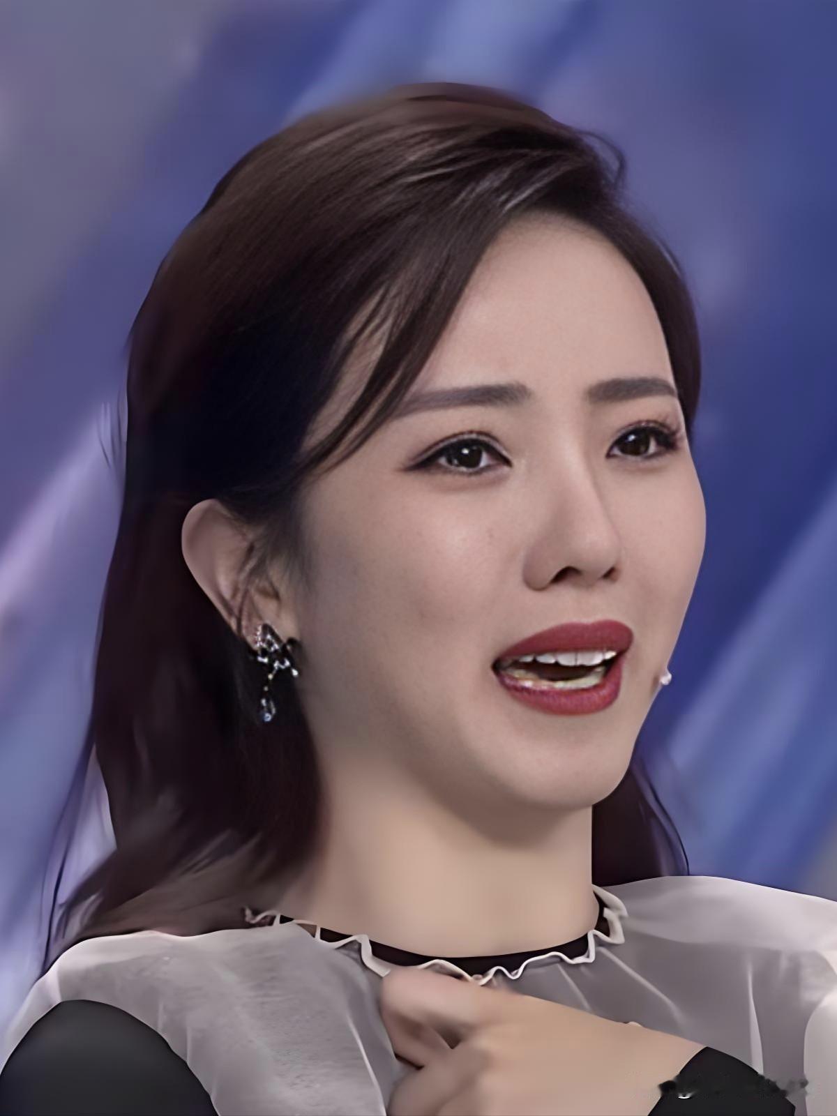 央视名嘴李思思，端庄优雅气质佳，妙语连珠控全场，荧屏绽放东方美。女央视主持人 李