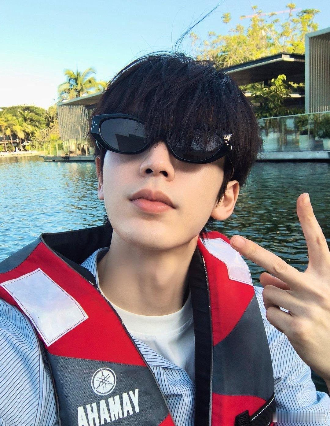 张凌赫晒划船六宫格照，墨镜比耶好帅气，每一帧都帅到可以当壁纸了，玩得开心！