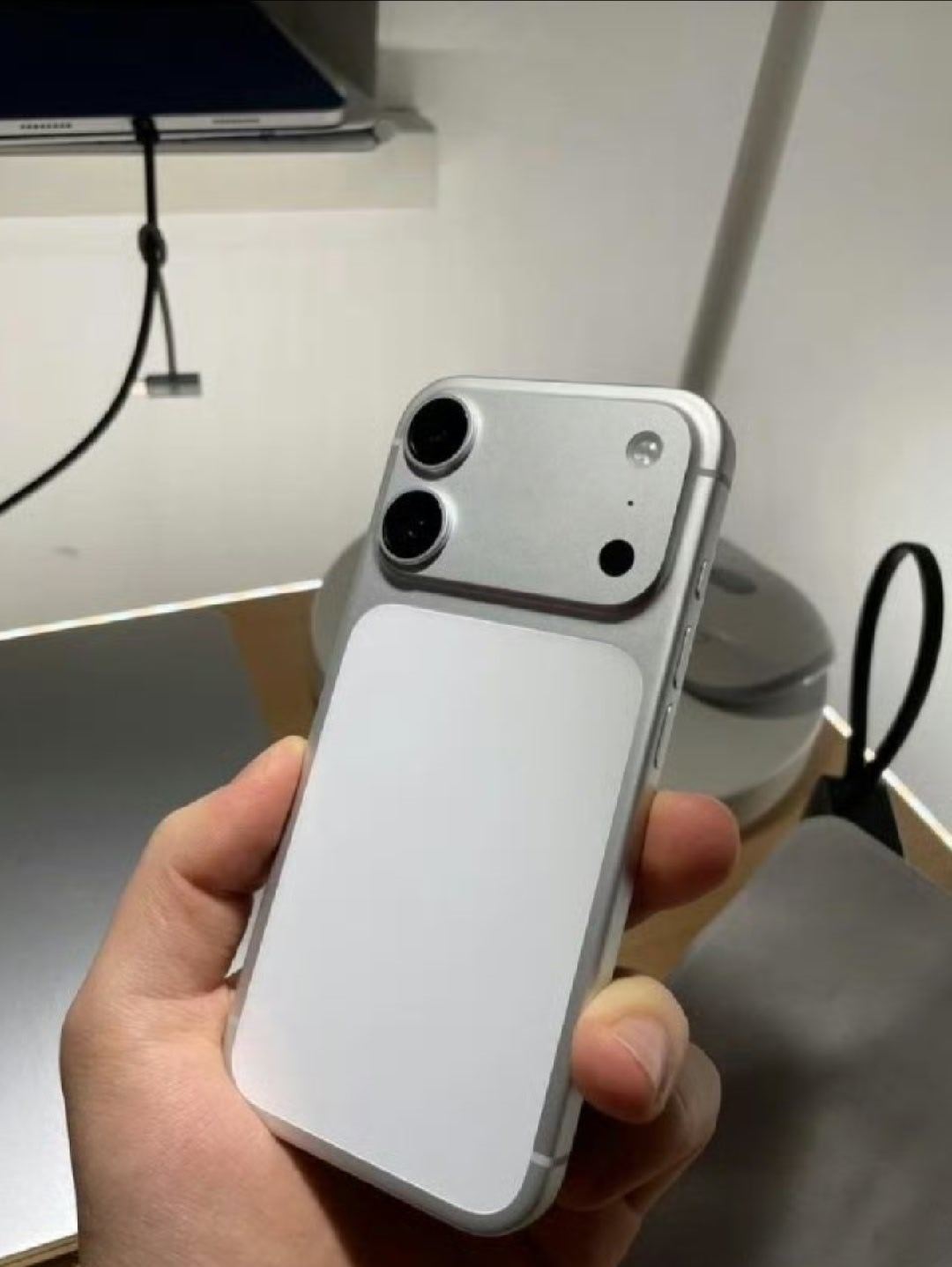 iPhone18标准版外观曝光标准版用Pro的模具但只给俩摄像头潜望长焦依然是P