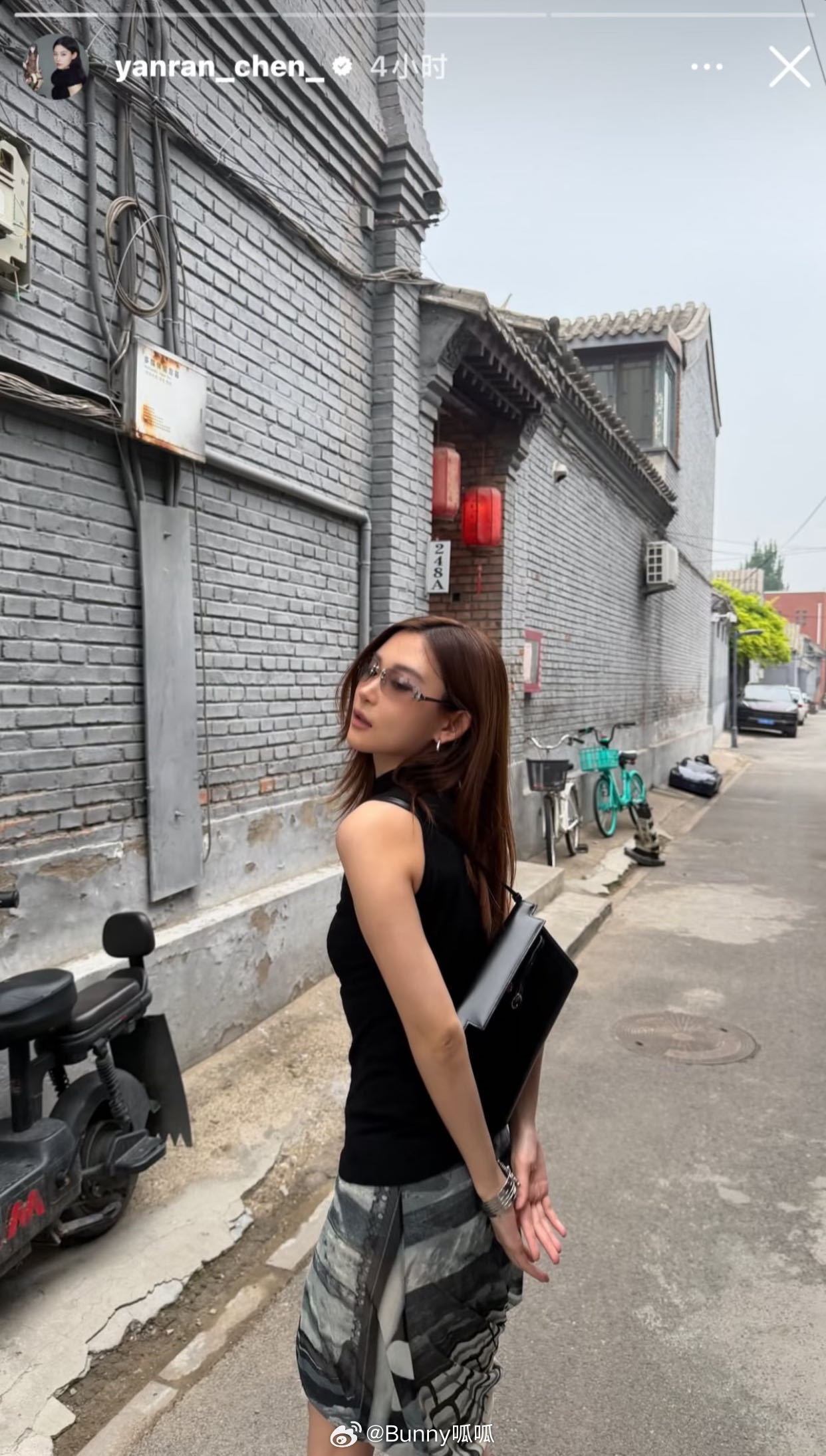 陈嫣冉 陈嫣冉IG快拍掉落！胡同随拍氛围感拉满黑色无袖上衣搭配印花半身裙，清冷松