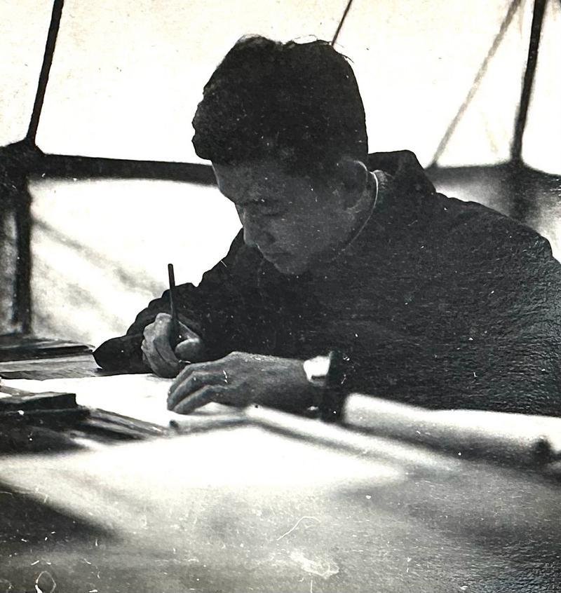 上联，身居凡尘是非多
下联：心谋伟业杂念少